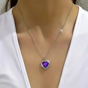 Colgante Impresionante con Halo de Amatista Púrpura Simulada en Corte Corazón, Chapado en Oro Blanco de 14k - Product Image 4
