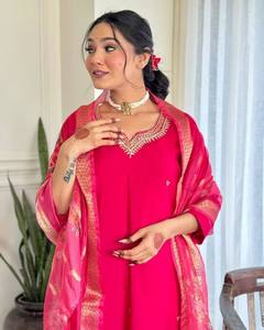 Kurti Recto de Viscosa Chanderi con Bordado Gajri Premium y Elegante para Mujer, con Pantalón Chanderi y Conjunto de Dupatta Estampada - Product Image 2