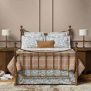 โครงเตียงทองเหลืองงานฝีมือประณีต พร้อมรายละเอียดอันวิจิตร ผิวสัมผัสหรูหรา และโครงสร้างคุณภาพพรีเมียม สำหรับเฟอร์นิเจอร์ห้องนอนสุดหรู - Product Image 3