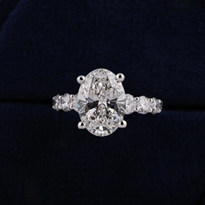 Anillo de compromiso de platino con diamante de corte ovalado para mujer, estilo clásico, diamantes cultivados en laboratorio certificados por IGI, piedra lateral. - Product Image 4