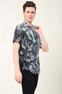 Chemise pour homme en polyester noir à imprimé plumes, coupe classique, conçue pour un style décontracté international, à porter en été, avec col chemise et manches courtes - Product Image 2