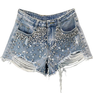Shorts de mezclilla modernos para mujer con tela de mezclilla suave, corte elegante y ajuste cómodo para looks casuales y de verano. - Product Image 3