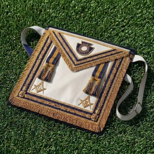 Insignia Masónica de Lujo, Parche Cuadrado 3D de Compás, Bordado en Dorado sobre Cuero Blanco, con Borlas y Flecos, Personalizado para Coser - Product Image 1