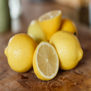 Limones Eureka Frescos Premium, Grandes, Ovalados, Amarillo Brillante, Para Exprimir y Cocinar - Product Image 3