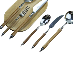 Ensemble de couverts haut de gamme en acier inoxydable moderne avec manches en bois de noyer naturel, comprenant couteaux à dîner, fourchettes et cuillères - Product Image 4
