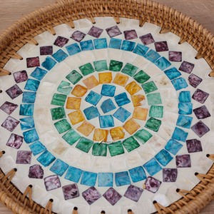 Plateau de service rond en rotin et bois avec incrustation géométrique en nacre, fait main, pour servir des aliments, décorer et offrir en cadeau - Product Image 3