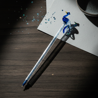 Stylo en verre et cristal Tiny Glass World Peacock avec un design contemporain et une tendance mode pour la décoration et les accessoires de bureau