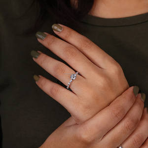 Anillo de compromiso de diamante cultivado en laboratorio de corte redondo de oro blanco de 18 quilates, corte Marquesa, regalo de aniversario perfecto, estilo de moda certificado IGI - Product Image 6