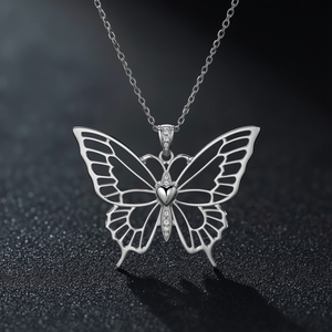 Collar con Colgante de Mariposa de Diamantes en Oro Sólido de 14K, Alas con Trabajo Intrincado, Joyería Fina, Elegante y de Lujo - Product Image 3