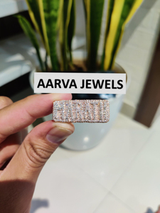 แหวนเงินแท้ 925 ประดับมอสซาไนต์ ตัวอักษรแบบ Pave ชุบโรเดียม/ทอง/โรสโกลด์ วงแหวนแบบ Cluster  แหวนนิ้วก้อยสลักชื่อส่วนตัวสำหรับผู้หญิง - Product Image 5
