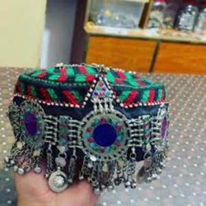 Auténtico collar tribal afgano Kuchi con monedas de plata vintage y detalles de cristal rojo en un cordón textil negro trenzado. - Product Image 2