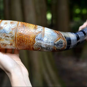 Cuerno Vikingo Grabado a Mano con Diseño de Guerrero Nórdico, Cuerno para Cerveza Hecho a Mano - Product Image 1