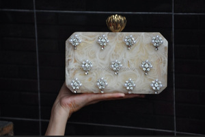 ของขวัญวันวาเลนไทน์/งานแต่งงานขายดีที่สุด กระเป๋าคลัทช์ทรงสี่เหลี่ยมทำจากอีพ็อกซี่เรซิ่น  รักษ์โลก กันน้ำ พร้อมสายโซ่ ดีไซน์หรูหรา - Product Image 2