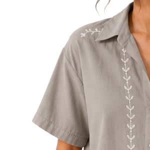 Camisa Corta Personalizada para Mujer, Color Gris Claro, Bordada, Manga Corta, Cierre de Botones, Blusa Informal de Verano, Mezcla de Lino, Logotipo Personalizado, a la Moda - Product Image 3