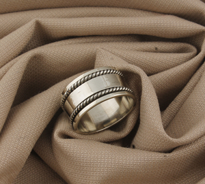 Anillo de banda texturizado de plata de ley 925 con engaste de bisel y puntos, minimalista, con cuentas, apilable, con textura Milgrain, para mujer, ideal para fiestas. - Product Image 2