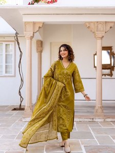 Conjunto de Kurti y Pantalón de Algodón Marrón Oliva con Detalles Rojos Mostaza, Estampado Discharge Hecho a Mano, Dupatta Elegante, Tradicional, Elástico, para Fiestas y Uso Diario - Product Image 3