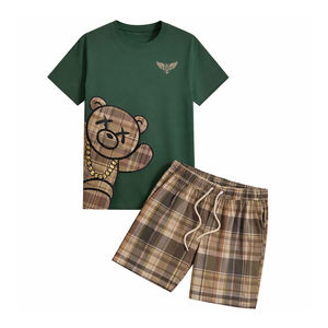 ชุดเสื้อยืดลายการ์ตูนหมีและกางเกงขาสั้นลายสก็อตสำหรับผู้ชาย ชุดลำลองฤดูร้อน 2 ชิ้น พร้อมเสื้อยืดลายกราฟิกและกางเกงขาสั้นแบบมีเชือกผูก - Product Image 1