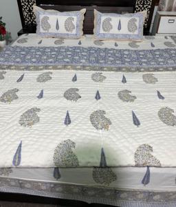 Elegante Juego de Ropa de Cama para Boda, Sábanas Dobles, Fundas de Almohada, Edredón Rajai, Diseño Real Ecológico con Patrón de Piña de Algodón Nupcial - Product Image 5