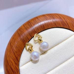 Boucles d'oreilles en forme de cœur géométrique rétro françaises, perles d'eau douce polyvalentes avec des aiguilles en argent simples, accessoire élégant et original - Product Image 5