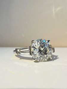 Bague à trois pierres en diamant de laboratoire rond de 2 carats, baguette, or blanc, bijoux de mariée, certifiée IGI - Product Image 2
