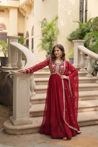 Conjunto de Vestido Étnico Bordado de Lujo para Mujer, Morado y Rojo, Diseño Fluido para Fiestas, Estilo Anarkali, Traje Festivo para Bodas - Product Image 2