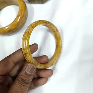 Brazalete de Resina Ecológico Hecho a Mano con Forma Personalizada, Joyería Artística Coleccionable, Accesorio Artesanal para Navidad y Año Nuevo - Product Image 4