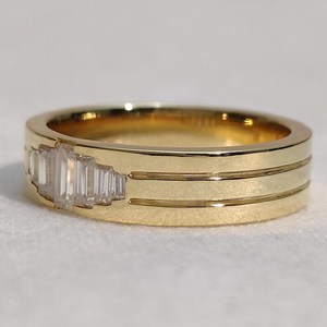 Anillo de banda ancha de oro amarillo auténtico de 10 quilates con diamante cultivado en laboratorio de corte baguette para hombre, regalo de aniversario, cumpleaños o para amigos. - Product Image 6