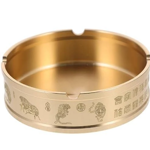 Cendrier vintage ovale en laiton, gravé de détails représentant des monuments architecturaux parisiens, disponible à prix de gros. - Product Image 3