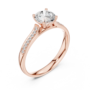 Anillo de Compromiso en Oro Rosa con Diamante Central Redondo y Acentos de Piedras Laterales, Joyería Clásica para Boda - Product Image 4
