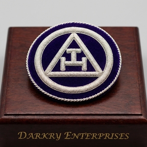 Parche de Regalia Masónica Hecho a Mano con Insignia de Logia de los Fundadores en Alambre de Plata y Terciopelo Rojo - Product Image 3