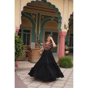 Vestido de noche especial Navratri con Kutchi Gamthi Kodi Work - Product Image 3