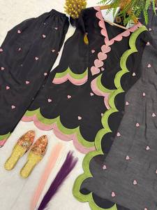 Conjunto de Kurta Negra Tradicional India y Pakistaní para Mujer con Bordado de Corazón, Largo hasta el Suelo, Corte Holgado, Ropa Casual - Product Image 6