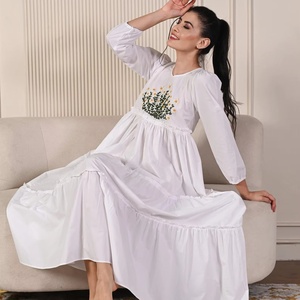 Elegante Vestido Maxi de Algodón Blanco con Bordado a Mano, Diseño Floral Bohemio en el Cuerpo, Ideal para Ocasiones de Verano y Ropa Casual - Product Image 1