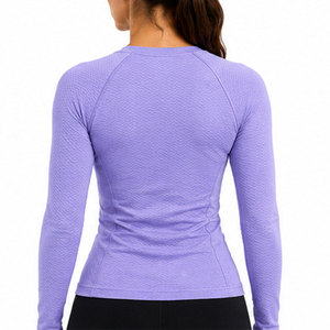 Camiseta de Compresión Deportiva para Mujer con Tela Resistente al Sudor, Ajuste Atlético que Abraza el Cuerpo y Rendimiento Elástico - Product Image 2