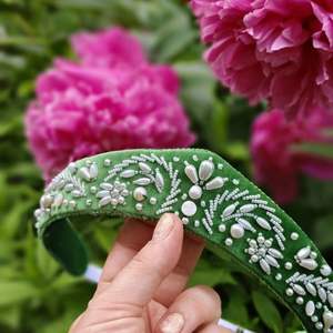 Diadema de Terciopelo con Bordado Floral de Lavanda y Cuentas para Mujer, Accesorio para el Cabello para Bodas y Fiestas, Corona Acolchada Hecha a Mano, Estilo Alice - Product Image 6