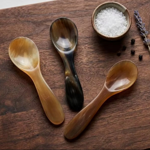 Cuillère artisanale en corne naturelle à long manche – Ustensile de luxe écologique et rustique pour la restauration fine - Product Image 1