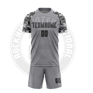 Conjunto de uniforme de fútbol para equipo, camiseta y pantalones cortos de poliéster ligeros para práctica, competición y juego profesional - Product Image 1