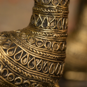 Figurine de cerf assis en laiton Dhokra, sculpture artisanale de faune pour étagères, tables, présentoirs de collection, décoration intérieure, sculpture animale - Product Image 6