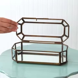Caja de Joyería de Vidrio de Lujo con Detalles en Oro, Paneles Transparentes, Diseño Exquisito, Contenedor de Almacenamiento Moderno, Caja de Joyería de Latón - Product Image 4