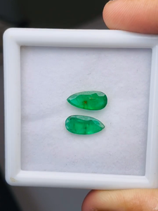 Par de Esmeraldas Naturales de Zambia, Corte Pera, Grado AAA, Certificadas por IGI, Verdes, 3.27 Quilates, Brillo Excelente, Corte y Pulido Perfectos para Joyería - Product Image 2