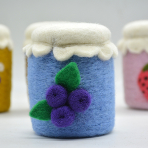 Pot de confiture en feutre de laine fait main avec des myrtilles réalistes sur le devant - Artisanat en feutre de laine doux et écologique - Product Image 2