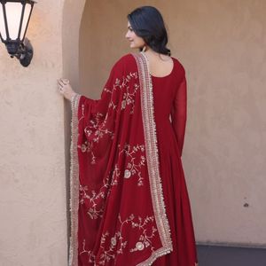 Salwar Kameez Royal Export Premium en Faux Georgette Lourd, avec Broderie Zari et Paillettes Effet Fleurissant, et Dupatta à Bordure en Dentelle de Créateur - Product Image 3