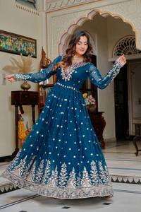 Vestido Anarkali de diseñador en oferta con bordados elegantes y dupatta a juego, disponible a precios de mayorista desde India. - Product Image 2