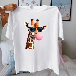 Girafe soufflant rose bubblegum pur coton t-shirt femme coupe confort - Product Image 2