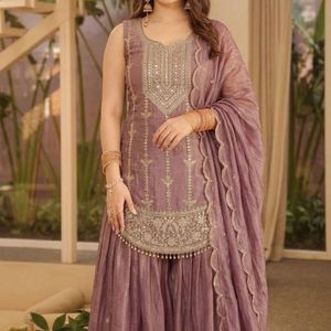 Conjunto de traje Sharara de seda pesada de diseñador con bordado de lentejuelas de 5 mm y dupatta bordada a juego, listo para usar - Product Image 1