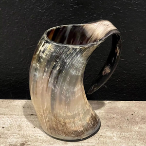 Chope artisanale traditionnelle africaine en corne d'Inde, personnalisée, style unique, avec motifs animaux et religieux gravés - Product Image 6