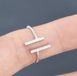 Anillo Abierto Asimétrico con Circonitas en Plata de Ley, Anillo Apilable Minimalista Ajustable con Circonitas - Product Image 2