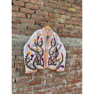 Veste en coton brodé Suzani d'Ouzbékistan, 100% coton, faite à la main, courte, unisexe, avec deux poches latérales - Product Image 4