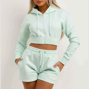 Ensemble 2 pièces décontracté vert menthe pour femme : sweat à capuche en polaire et short, haut court à manches longues avec poche, idéal printemps-été - Product Image 1