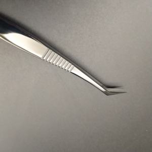 Pinzas Profesionales de Acero Inoxidable para Pestañas con Superficie Lisa y Peso Equilibrado - Product Image 1